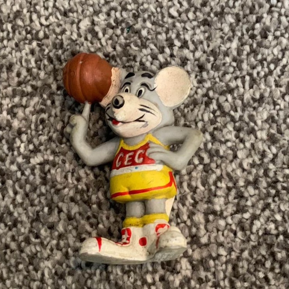 Chuck E. Cheese 2 inch toy mouse rat basketball player Figure PVC vintage